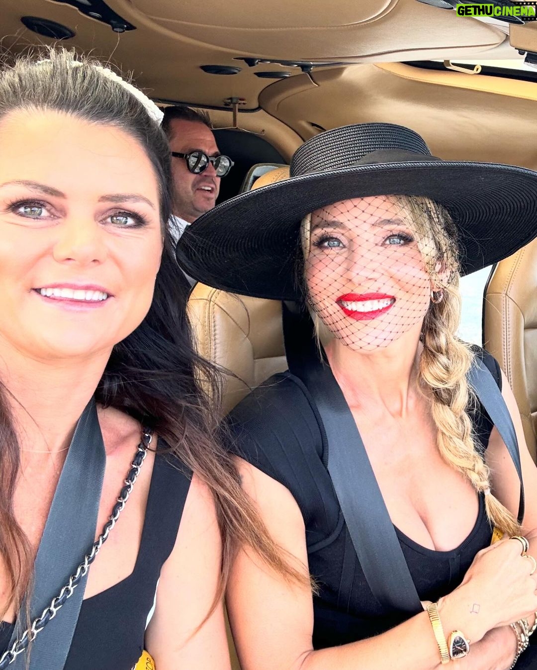 Elsa Pataky Instagram - Friends, horses, music and dancing, the best combo for a fun weekend. Thanks Derby Day for the good times @bulgari