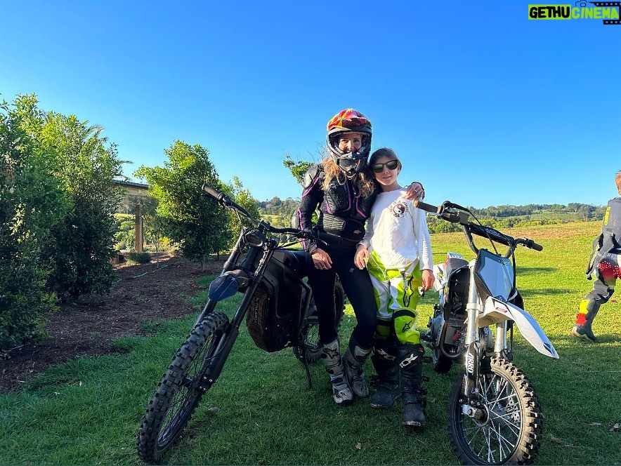 Elsa Pataky Instagram - Family race day! Not competitive at all 🤣🤣 Carreras con motos en famila! No somos nada competitivos 🤣🤣 @chrishemsworth