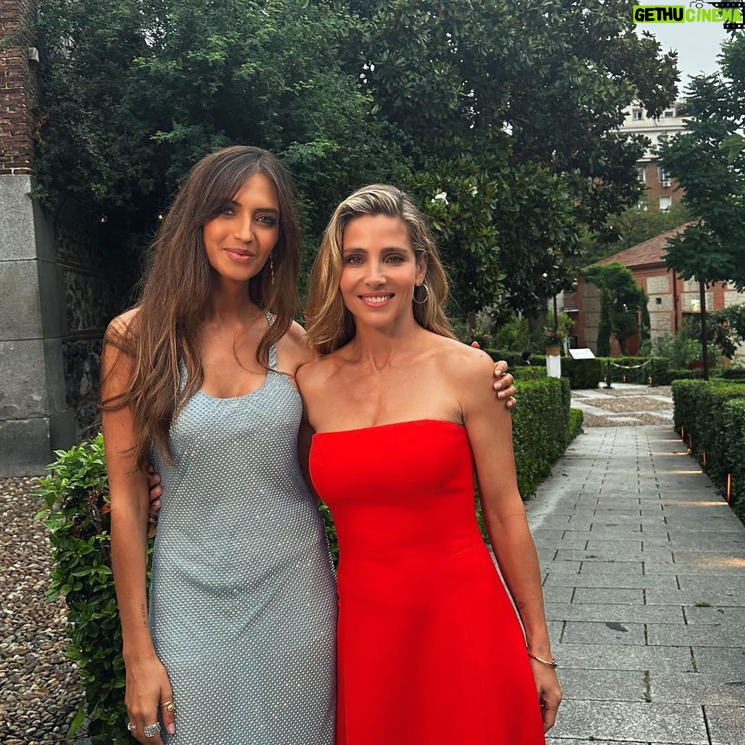 Elsa Pataky Instagram - Noche increíble con unas personas innovadoras admirables que están liderando el camino a la sostenibilidad y el progreso para la salud de nuestro planeta. Gracias Elle por organizar este maravilloso evento y por mi premio. Amazing night with some incredible people who are leading the way with inspiring and innovative ways to help our planet! Big thank you to @elle_spain for my award and this wonderful night xo. #elleecoawards