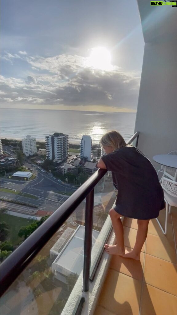 Elsa Pataky Instagram - Reminiscing on the holidays 🥰 So special to have a little staycation, just us girls. Hotel room, yummy food, shopping 💛⭐️ YTG Gold Coast, Queensland