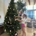 Elsa Pataky Instagram – It’s beginning to look like Christmas!! /ya empieza la Navidad! #littleniecehelpingtoo