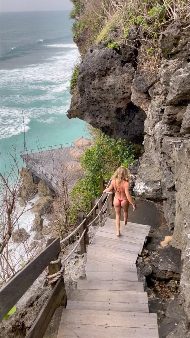 Elsa Pataky Instagram - Some memories from our fun trip to Bali, so much fun @chrishemsworth @followthefishtv @lukemun @aprilmun @chloe.fisher! Let’s do it again soon! 🥰. Thanks to @fae for dressing us with those little cool swimsuits 🤪