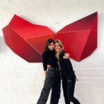Elsa Pataky Instagram - In my hometown spending quaility time with my best friend and artist @anitasuarezdelezo
