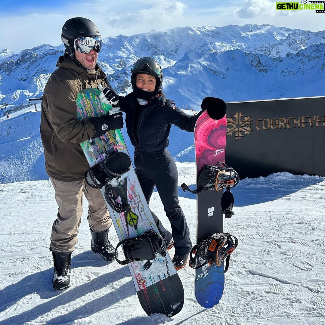 Elsa Pataky Instagram - Family, friends and snow! Such an amazing holidays!! thanks to @mannyxperienceofficial and his team for taking care of us we had the best time! #grateful 😊 @fusalp