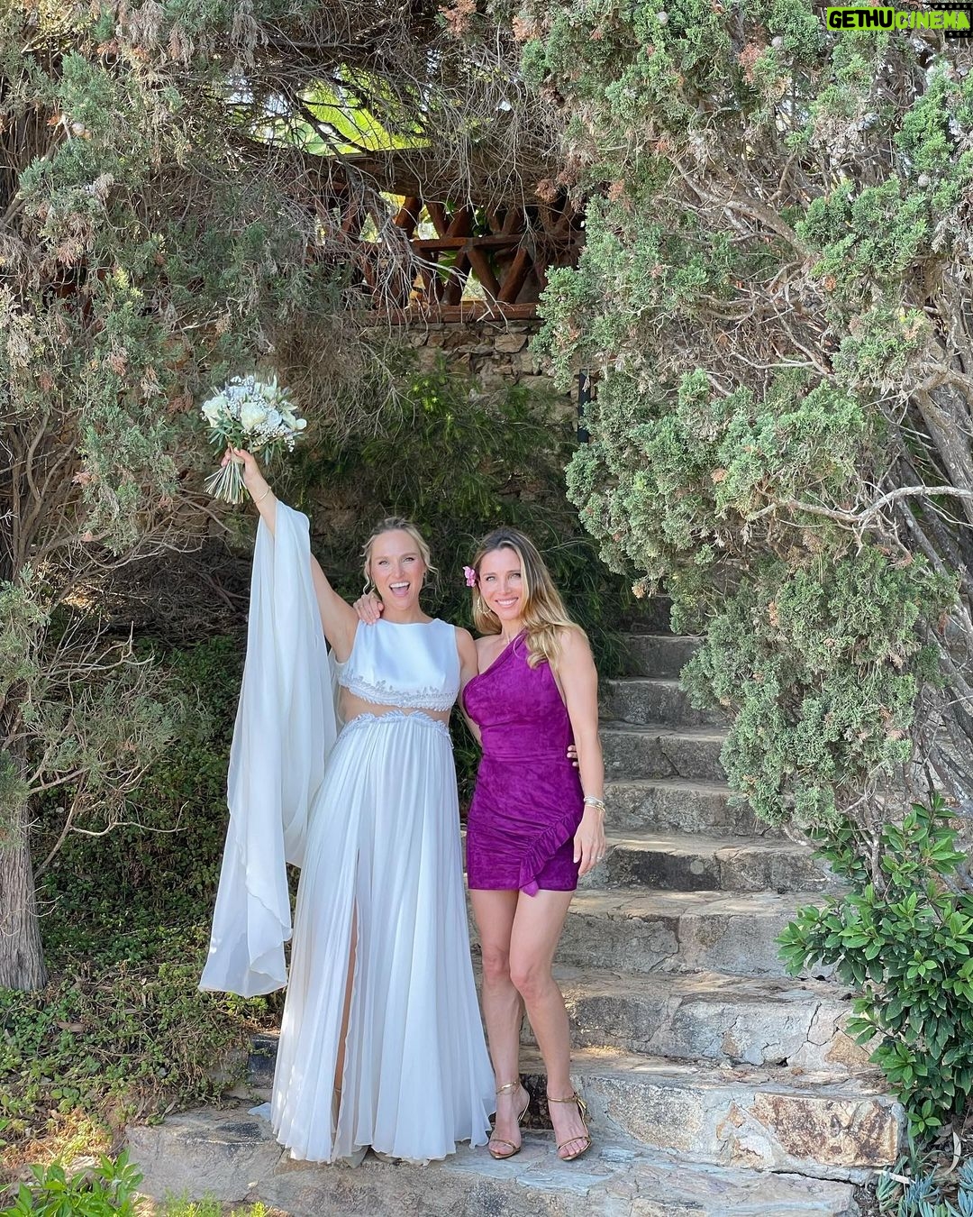 Elsa Pataky Instagram - What an amazing moment to share with you my little sister @marianamontme! Such a beautiful wedding. Love you both. @dior #dior / tan bonito poder compartir contigo un momento tan especial tu boda mi primita mi hermanita pequeña. Os quiero!