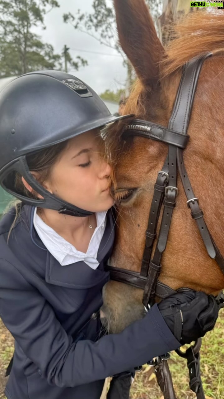 Elsa Pataky Instagram - Horse weekend at Bangalow show! So proud of my little one jumping higher and higher! @batessaddles