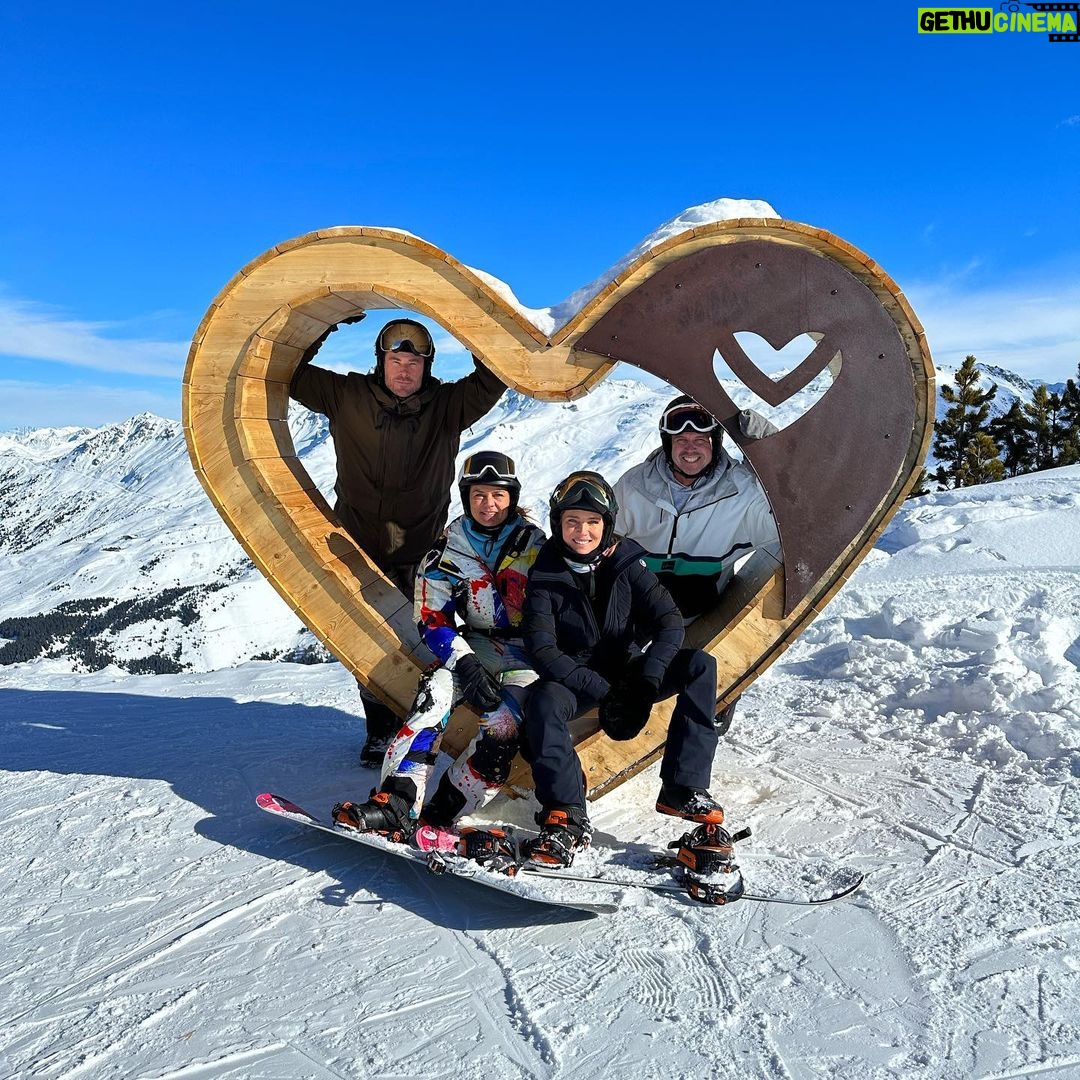 Elsa Pataky Instagram - Family, friends and snow! Such an amazing holidays!! thanks to @mannyxperienceofficial and his team for taking care of us we had the best time! #grateful 😊 @fusalp