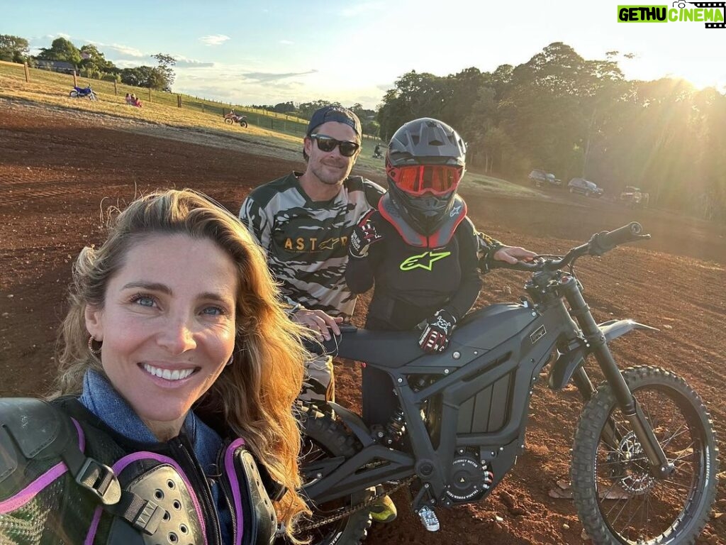 Elsa Pataky Instagram - Family race day! Not competitive at all 🤣🤣 Carreras con motos en famila! No somos nada competitivos 🤣🤣 @chrishemsworth