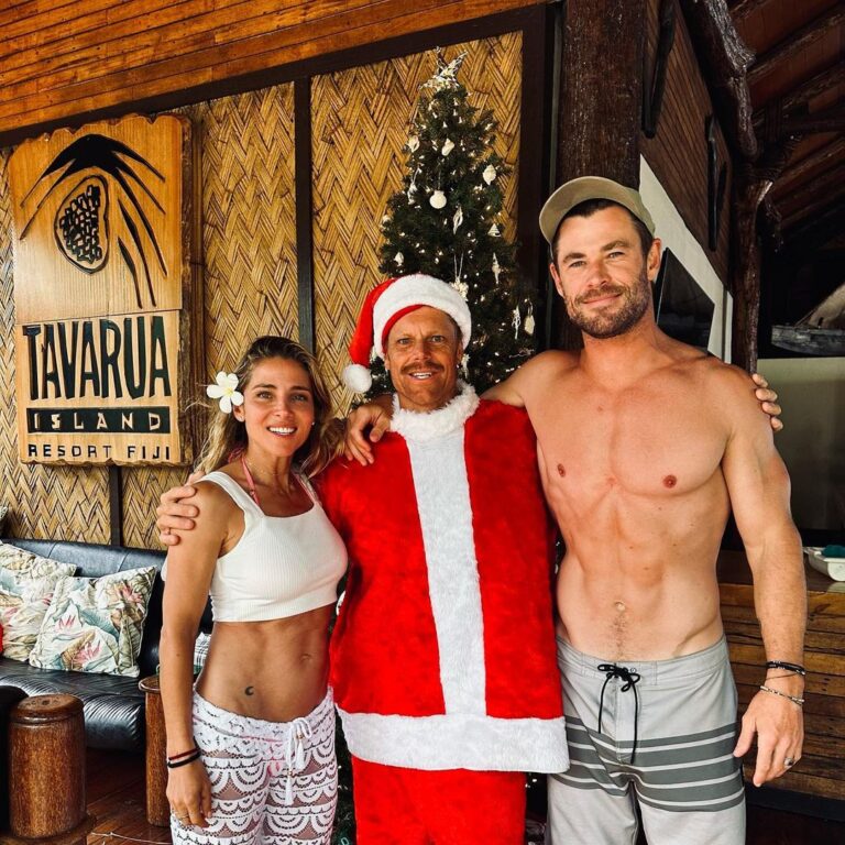 Elsa Pataky Instagram - Merry Christmas to all from our favourite island!! 🎄🎅🏼Feliz Navidad a todos desde nuestra isla favorita!!