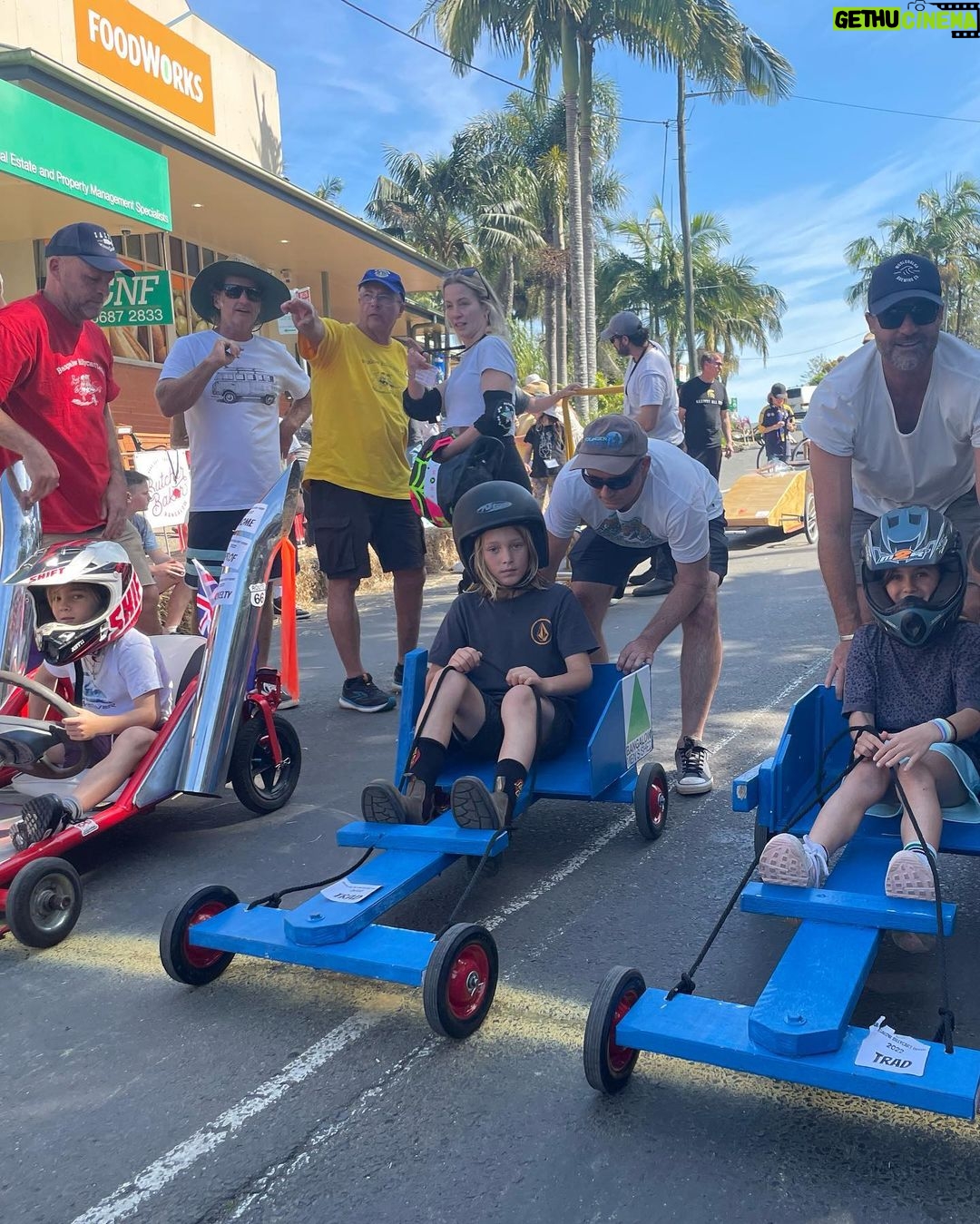 Elsa Pataky Instagram - Feel like a kid at the Billy Cart racing at Bangalow last weekend!/ disfrutando como una niña las carreras de mini coches con los peques! 😂🤪