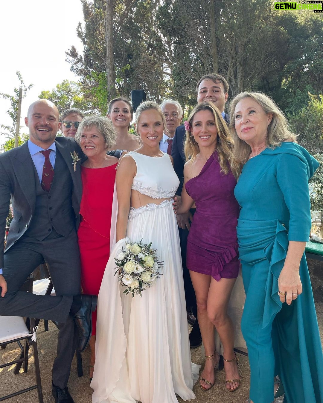 Elsa Pataky Instagram - What an amazing moment to share with you my little sister @marianamontme! Such a beautiful wedding. Love you both. @dior #dior / tan bonito poder compartir contigo un momento tan especial tu boda mi primita mi hermanita pequeña. Os quiero!