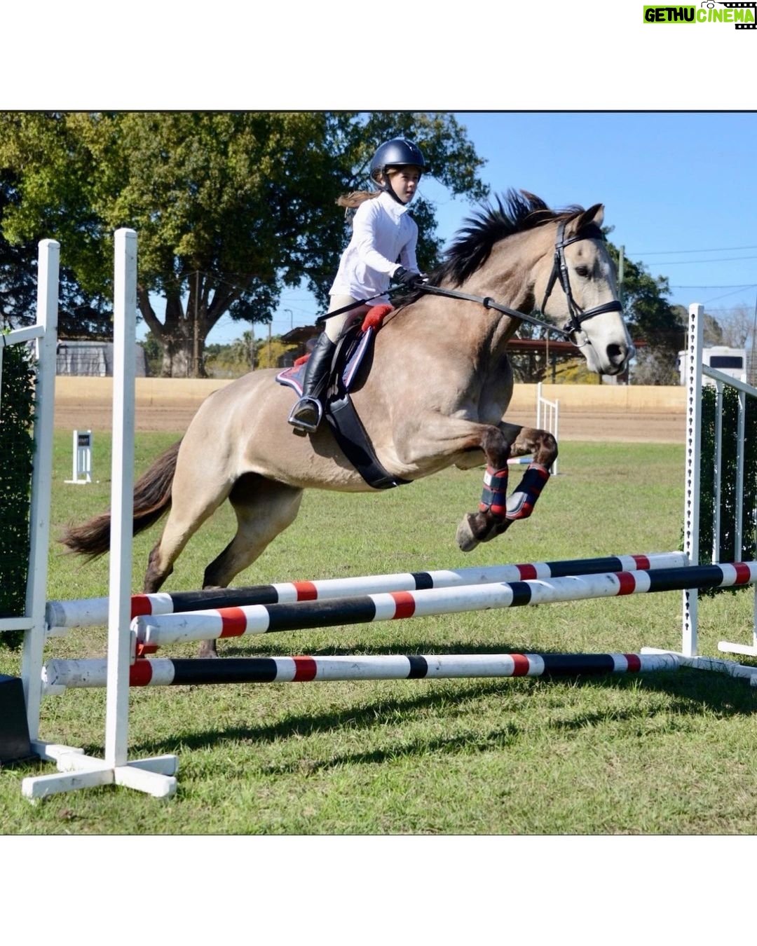 Elsa Pataky Instagram - So much fun competing with India at @valleyriversshowjumping!/ entretenido fin de semana compitiendo salto con India!! 😉@batessaddles