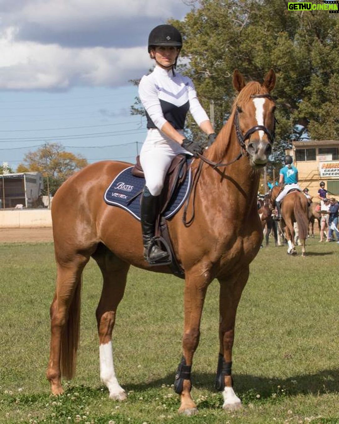 Elsa Pataky Instagram - So much fun competing with India at @valleyriversshowjumping!/ entretenido fin de semana compitiendo salto con India!! 😉@batessaddles