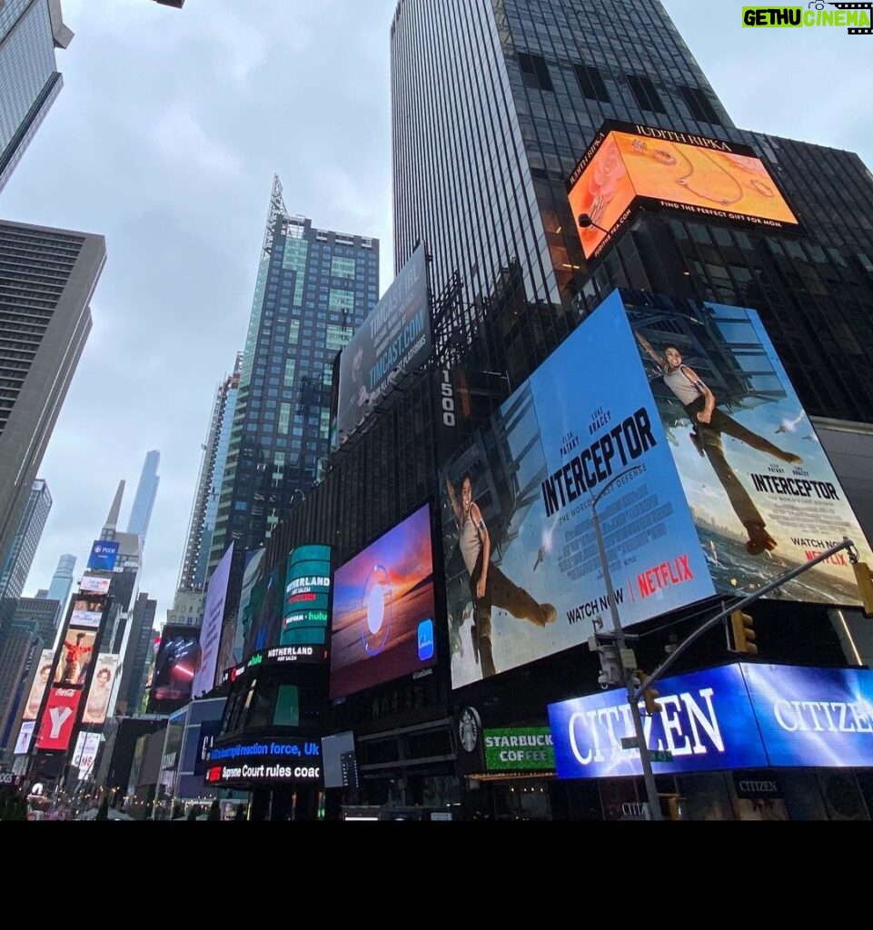 Elsa Pataky Instagram - In Times Square NY!! 😄En Times Square NY!! #interceptorfilm #interceptor @netflixfilm @netflix