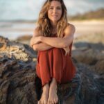 Elsa Pataky Instagram - After so much hard work, I am excited to finally show you, @purelybyron This is my dream come true, to launch a skincare brand that celebrates this place I love so much. Powerful, natural skincare – that works. Made right here in Byron. / Despues de largo trabajo me hace mucha ilusión mostraros @purelybyron. Es mi sueño hecho realidad, lanzar una nueva gama de productos de belleza que tiene la esencia de esta lugar que me gusta tanto . Una gama de productos de belleza natural y efectiva. Que funciona. Todo hecho en Byron. @purelybyron 📸 @cristianprieto.filmmaker