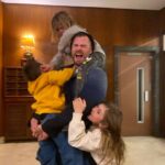 Elsa Pataky Instagram - Isn’t parenting the best? #wemissyoualready #bestdadever/ no es ser padres lo mejor del mundo? #yateechamosdemenos 😍