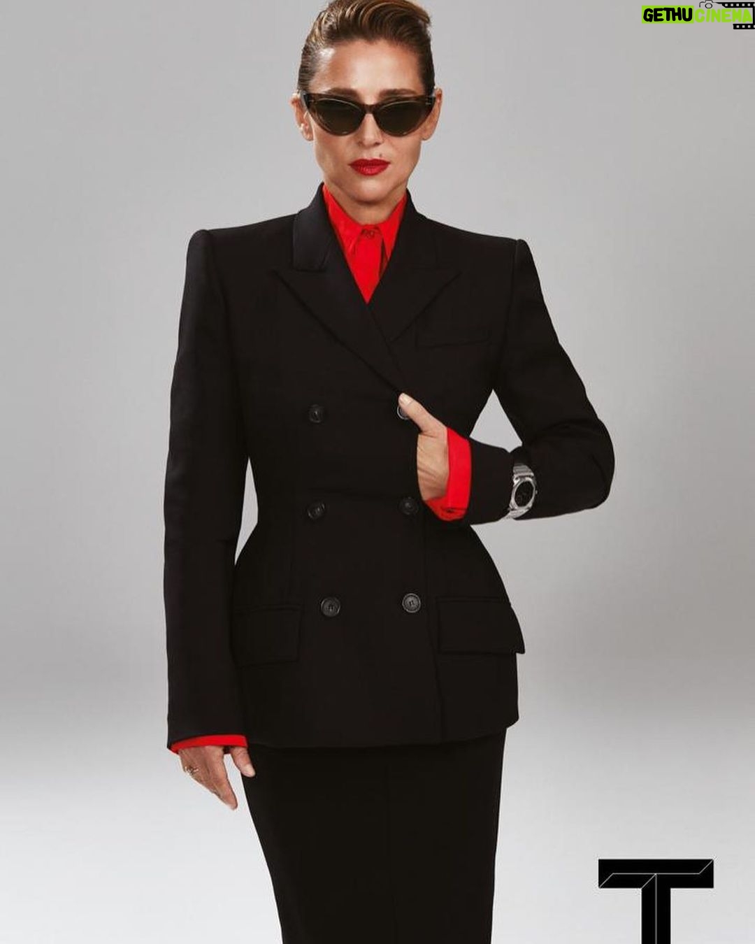 Elsa Pataky Instagram - Boss lady vibes all the way 😉 Thank you @tmagazineau Editor-in-chief: @lifeofkatarina Photographer: @pierretoussaint Stylist: @vvh_stylist Hair: @bradmullins Make-up: @sarahtammer Jewellery: @bulgari #bulgari Jacket: @fendi