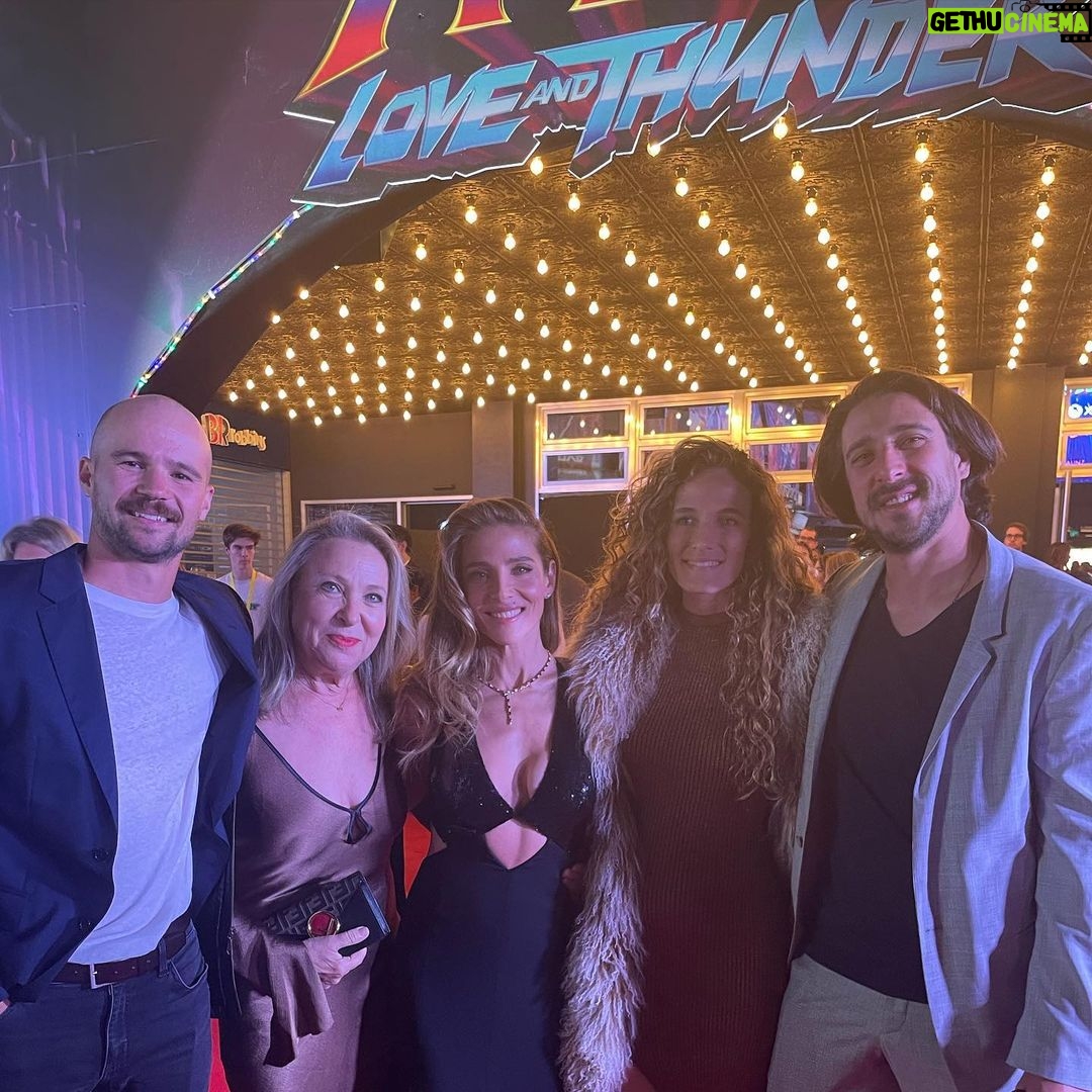 Elsa Pataky Instagram - Thor Love and Thunder premiere Sydney! Thanks to all friends, family and fans who came to watch it! And Thank you @davidjones for the beautiful @halston dress and @tomford shoes. Jewellery: @bulgari #bulgari Stylist: @rachelwayman Hair: @sophieroberts.com.au MU: @stoj_makeupartist