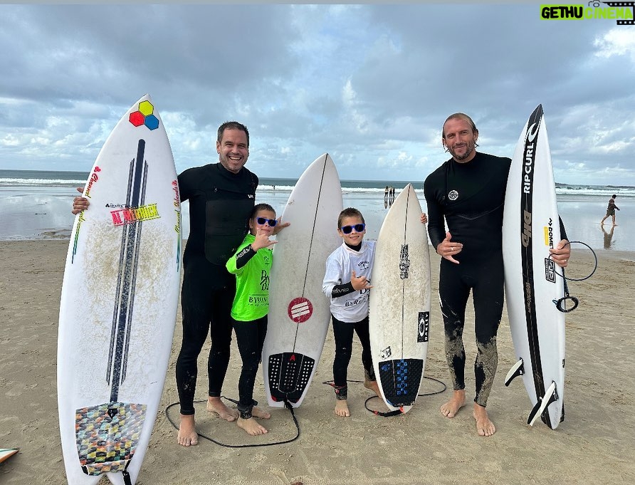 Elsa Pataky Instagram - So proud of my little boys, made it to the final @byronbayboardriders thanks @lukemun and @owright for pushing them into the best waves! Orgullosa de mis chicos que llegaron a la final de @byronbayboardriders, gracias @lukemun y @owright por empujarles a las mejores olas! π