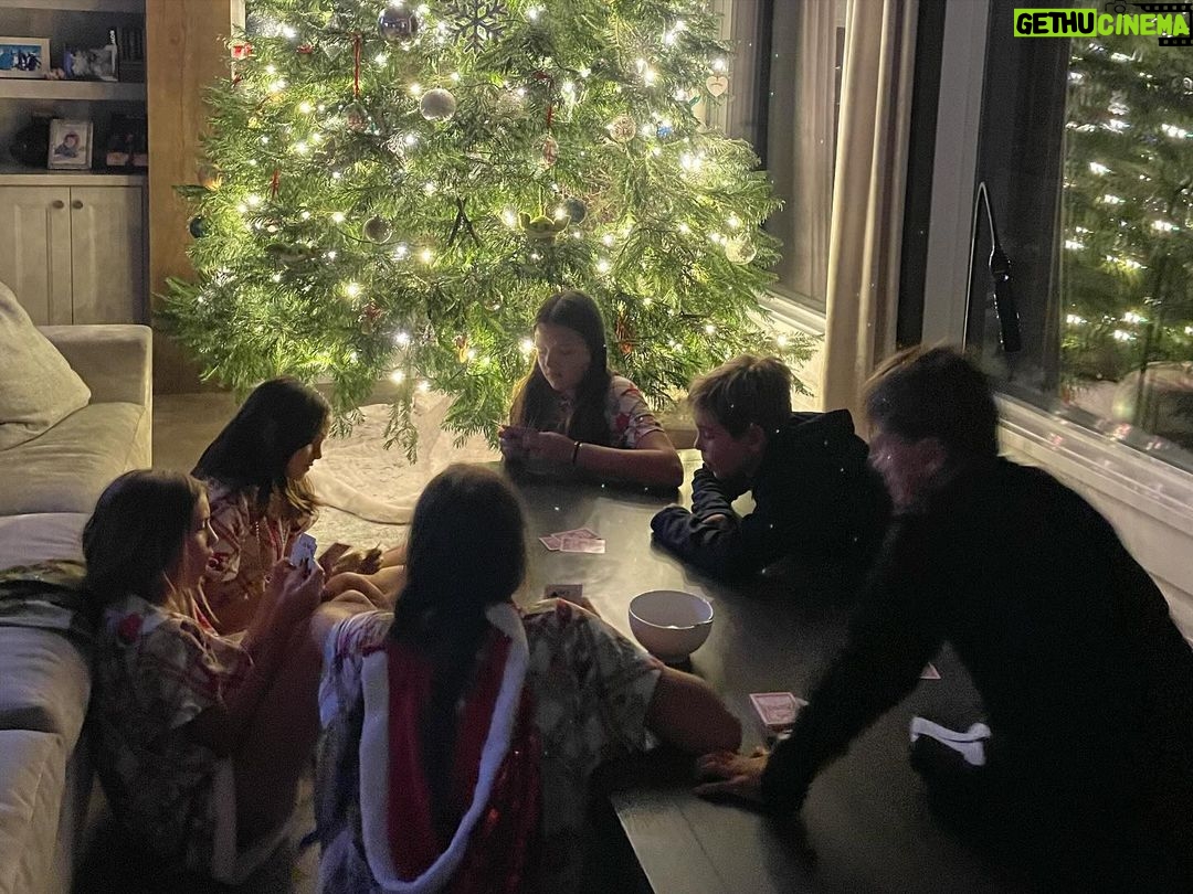 Elsa Pataky Instagram - New Years at the snow with my love ones. Happy New Year to all of you. / Celebrando el Año Nuevo con la gente que quiero y me hace feliz. Feliz Año a todos!