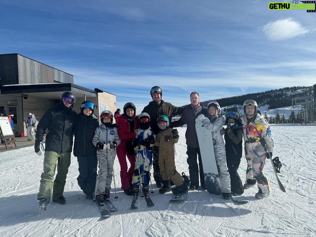 Elsa Pataky Instagram - New Years at the snow with my love ones. Happy New Year to all of you. / Celebrando el Año Nuevo con la gente que quiero y me hace feliz. Feliz Año a todos!