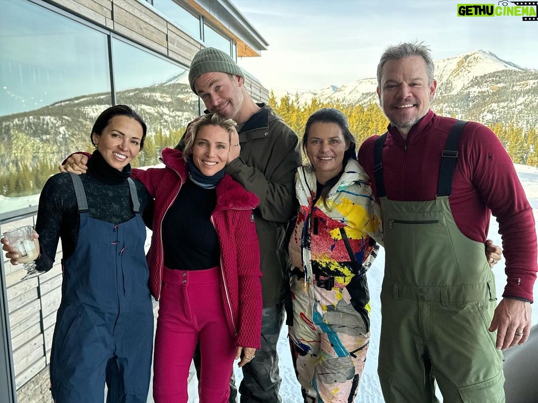 Elsa Pataky Instagram - New Years at the snow with my love ones. Happy New Year to all of you. / Celebrando el Año Nuevo con la gente que quiero y me hace feliz. Feliz Año a todos!