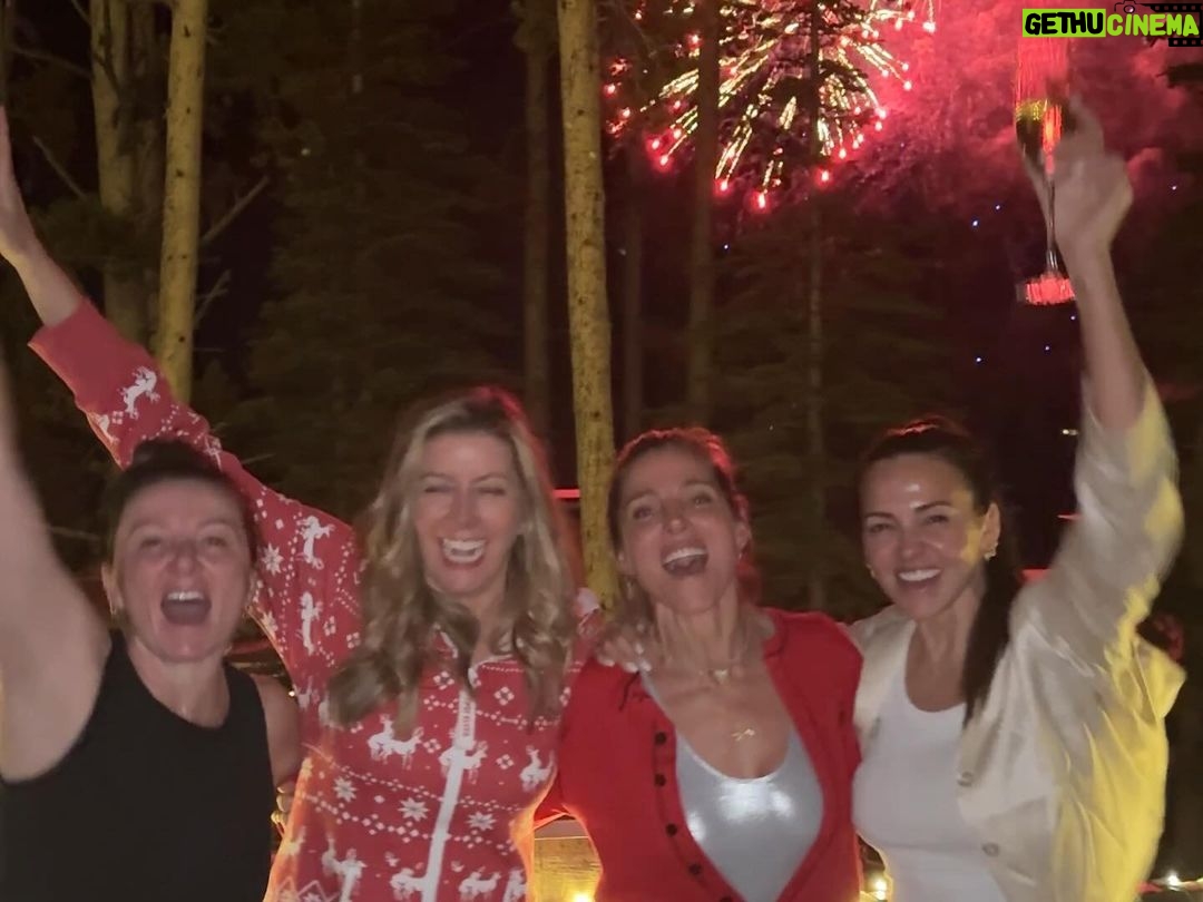 Elsa Pataky Instagram - New Years at the snow with my love ones. Happy New Year to all of you. / Celebrando el Año Nuevo con la gente que quiero y me hace feliz. Feliz Año a todos!
