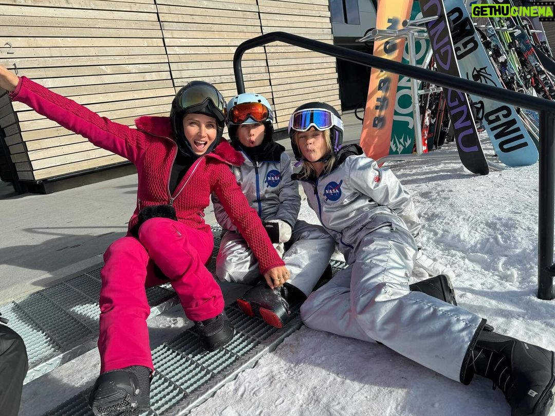 Elsa Pataky Instagram - New Years at the snow with my love ones. Happy New Year to all of you. / Celebrando el Año Nuevo con la gente que quiero y me hace feliz. Feliz Año a todos!