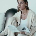 Elsa Pataky Instagram - En invierno mi piel se reseca y necesito hidratarla más que nunca. Cuidarme con Aquasource Gel de @biotherm y disfrutar de un buen libro son dos indispensables #Skincare #Aquasource #WinterSkincare