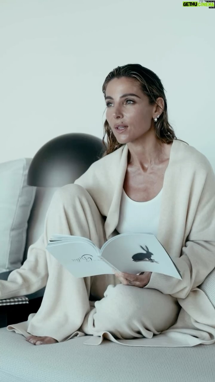 Elsa Pataky Instagram - En invierno mi piel se reseca y necesito hidratarla más que nunca. Cuidarme con Aquasource Gel de @biotherm y disfrutar de un buen libro son dos indispensables #Skincare #Aquasource #WinterSkincare