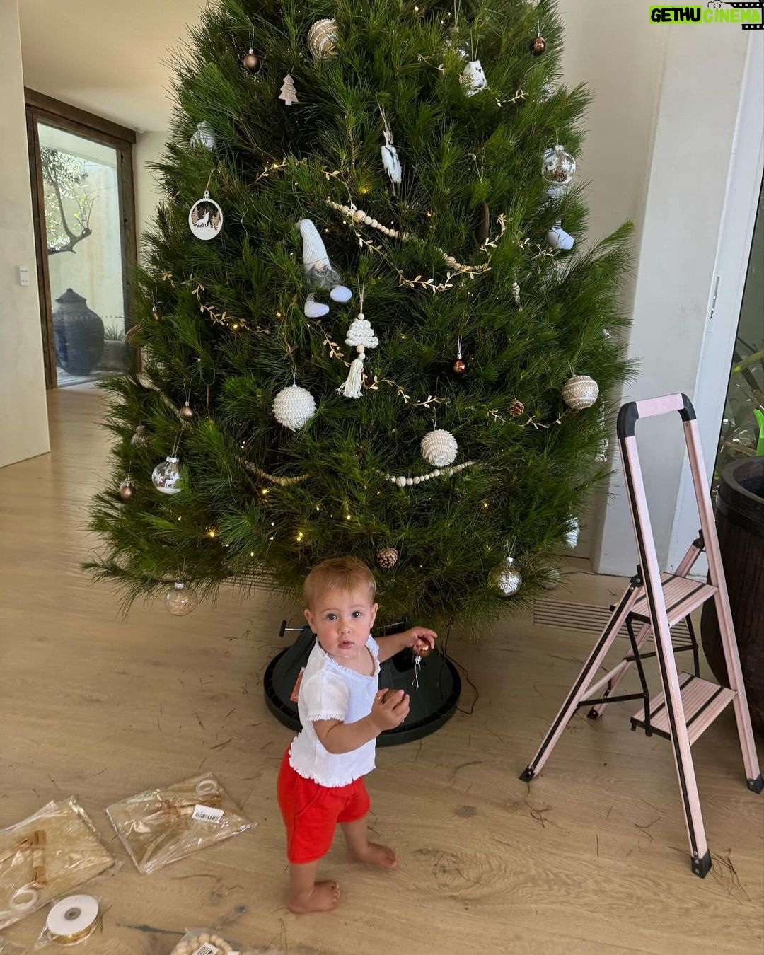 Elsa Pataky Instagram - It’s beginning to look like Christmas!! /ya empieza la Navidad! #littleniecehelpingtoo