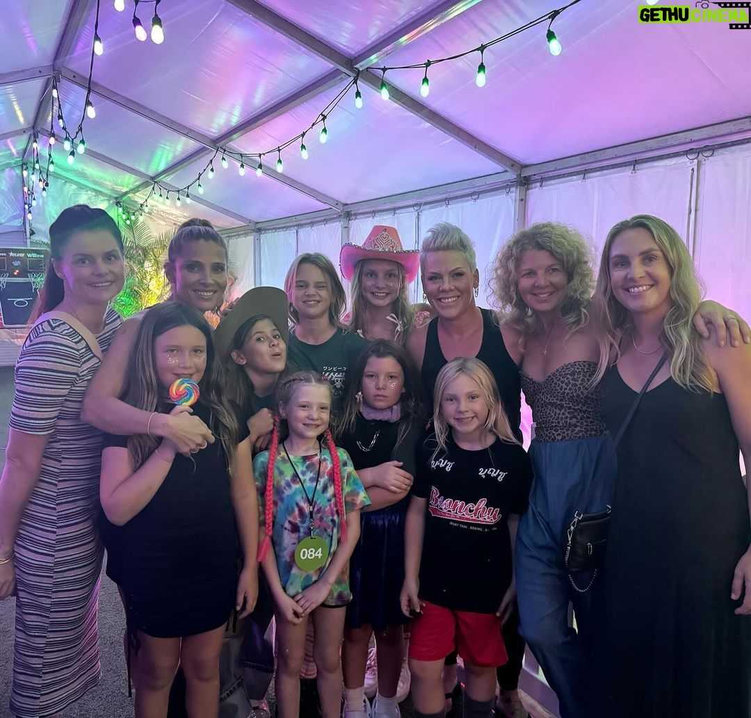 Elsa Pataky Instagram - Girls night to go and see @pink in concert. You are amazing @pink. Thanks for making Molly feel so special on her birthday. / Noche de chicas para ver @pink en concierto. Eres increíble @pink!! gracias por hacer tan especial el cumpleaños de nuestra amiga Molly.