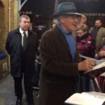 Elvin Aydoğdu Instagram – #ianmckellen #oyunçıkışı #stagedoor #haroldpinter #nomansland İnsan hayran olup takdir ettiği bir sanatçıyı görünce ister istemez bir şey söylemek istiyor. Allahtan yanımdaki kız ağzımdan aldı da sonrasında üç gün “keşke şunu deseydim, niye bunu dedim, ay rezil oldum” gibi düşüncelere dalmadım…☺️ Bu duyguyu bilen kaç kişi var?😊 Yanımdaki kız: “Oyunculuk kariyerimin başındayım, bana bir kaç tavsiye verebilir misiniz?” Ian: “Şu an yaptığın şeyi yap ve başkalarını oynarken izle.” Oyun müthişti bu arada… #haroldpinterplay #coventgarden Covent Garden London