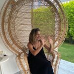 Elvin Aydoğdu Instagram - Bu koltuğun adı neydi? #guessthenameofthechair #??#lookwhatiraninto #atmyfriendshouse #socool Marmaris