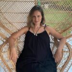 Elvin Aydoğdu Instagram - Bu koltuğun adı neydi? #guessthenameofthechair #??#lookwhatiraninto #atmyfriendshouse #socool Marmaris