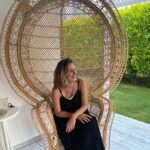 Elvin Aydoğdu Instagram - Bu koltuğun adı neydi? #guessthenameofthechair #??#lookwhatiraninto #atmyfriendshouse #socool Marmaris