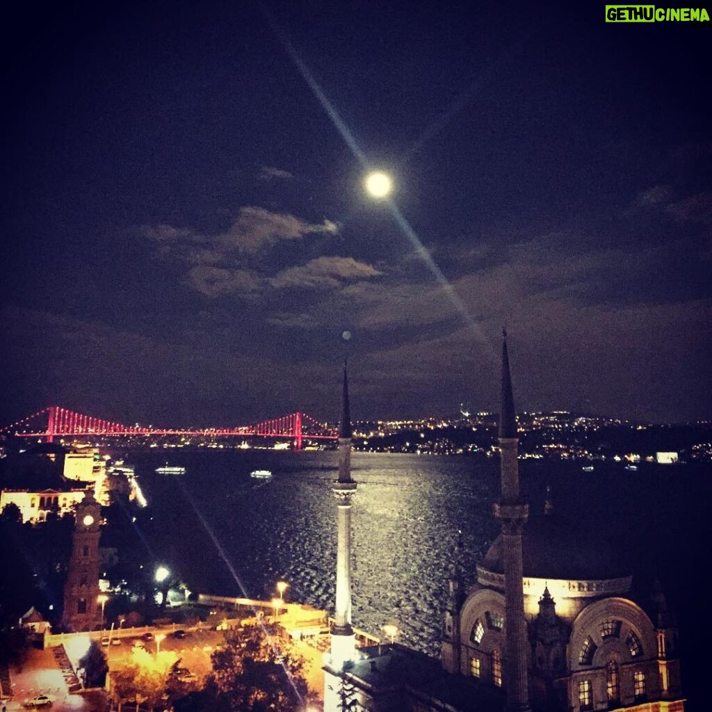 Elvin Aydoğdu Instagram - Finally back to İstanbul... #yedihaftasonraistanbul #londonplaywritinglab Taksim Meydanı & Istiklal Caddesi