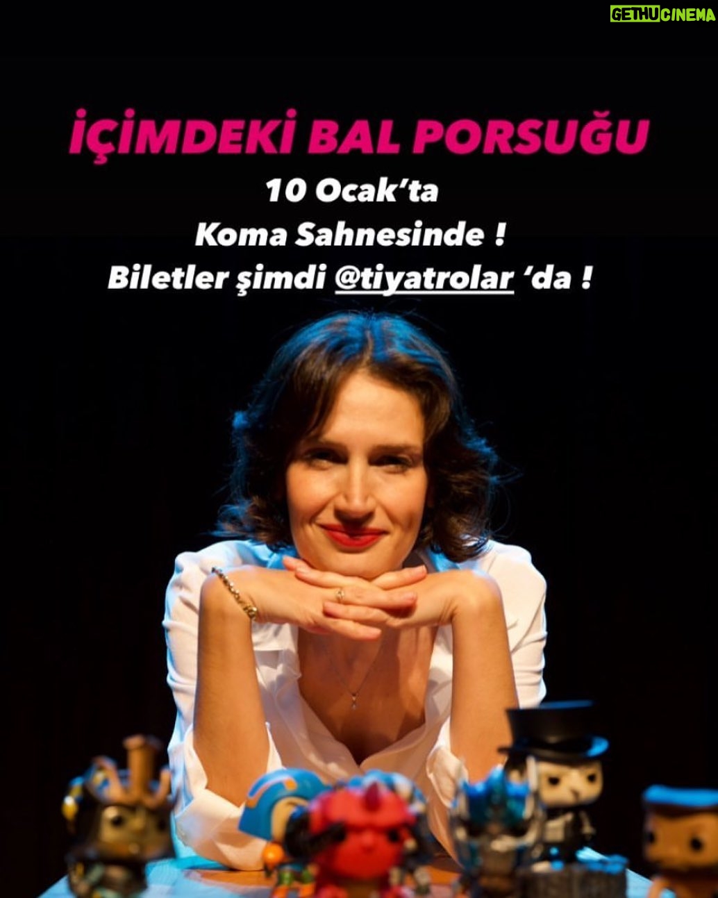 Elvin Aydoğdu Instagram - 10 Ocak Salı günü saat 20:30’da Kadıköy Koma Sahnesi’ndeyiz… @dottiyatro_dottheatre @ozlemdaltaban @aysegulbeyazdag