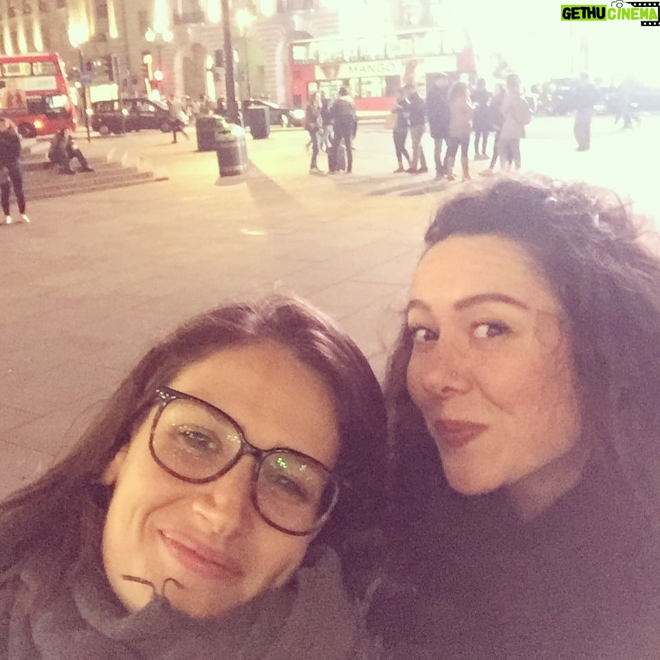 Elvin Aydoğdu Instagram - Seeing my nice friend @ezgibakiskanbaris Haftaya fish&chips diyerek piccadilly'de bir selfie çekme anısı...🇬🇧📝🎉😊🎈#london #piccadilly
