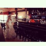 Elvin Aydoğdu Instagram - Yıl 2009 - Balkan Düğünü / “İstemiyim evlenem” Kendi dugünümden kaçıp barlarda gezerkene👰‍♀️ #tbt