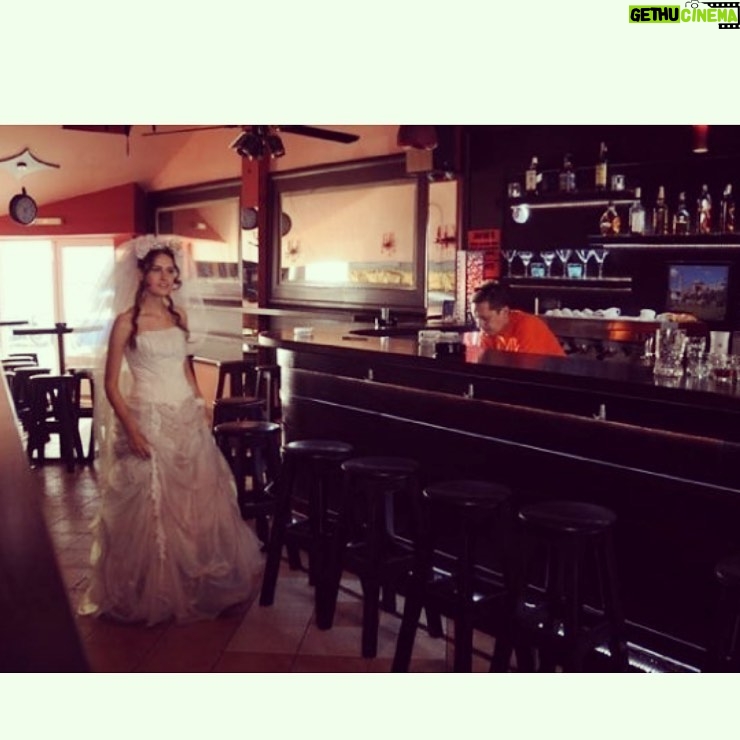 Elvin Aydoğdu Instagram - Yıl 2009 - Balkan Düğünü / “İstemiyim evlenem” Kendi dugünümden kaçıp barlarda gezerkene👰‍♀️ #tbt