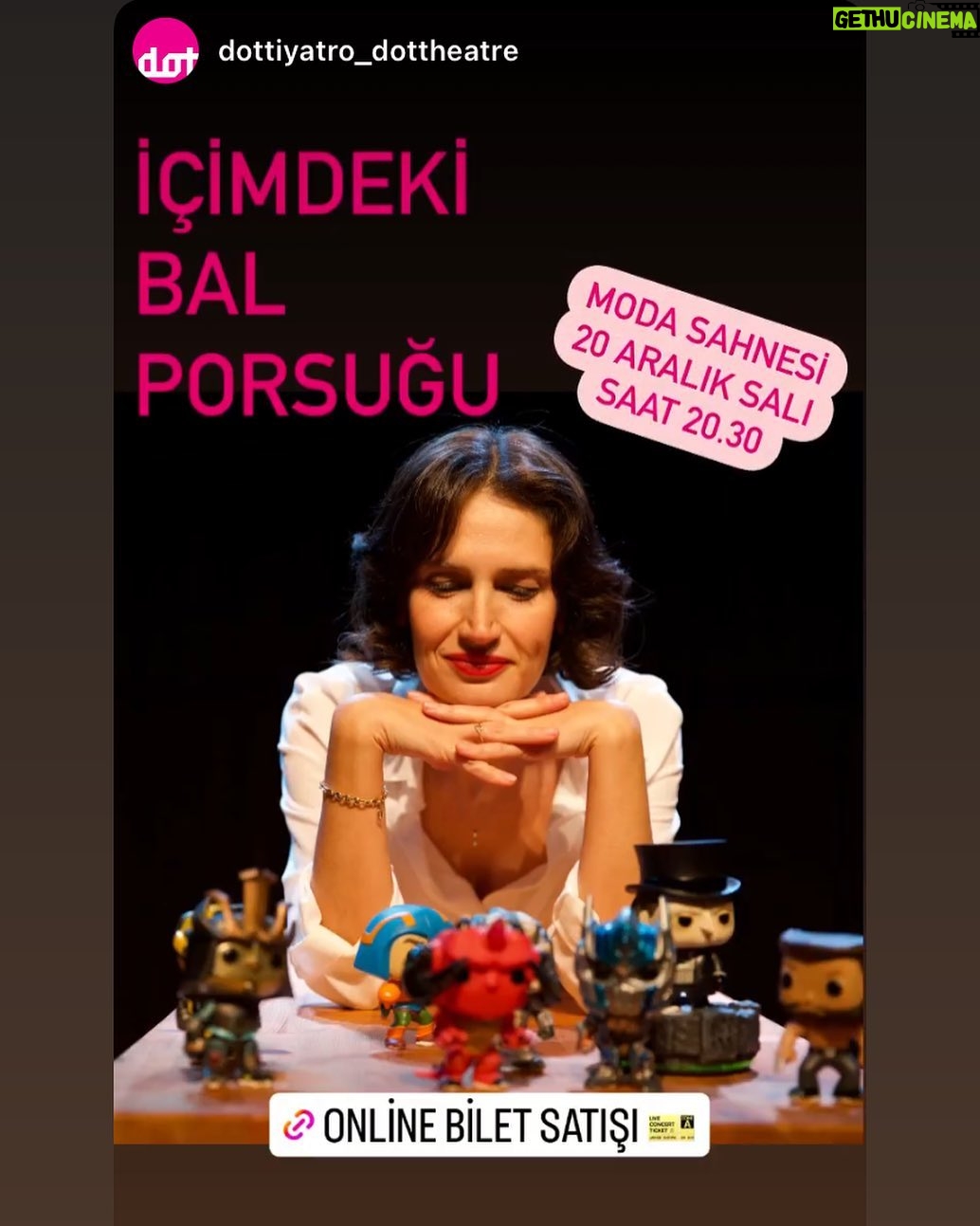 Elvin Aydoğdu Instagram - 20 Aralık- Moda Sahnesi’ndeyiz🦡🦡🦡 İş arkadaşlarım ve ben; ve Muhtar, ve Eski Sevgilim… @dottiyatro_dottheatre @ozlemdaltaban