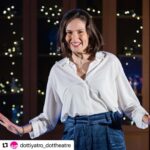 Elvin Aydoğdu Instagram - #Repost @dottiyatro_dottheatre with @use.repost ・・・ Yeni bir oyun günü haberi👉🏻 uzun bir aradan sonra #ModaSahnesinde buluşuyoruz 🦡🔴🦡 İÇİMDEKİ BAL PORSUĞU 8 Kasım Salı 20.30’da @modasahnesi 'ne konuk oluyor! Online Bilet Satışı 👉🏻mobilet.com ve Moda Sahnesi gişesinde ! Dünyanın en korkusuz hayvanı, Bal Porsuğu! İçimizdeki Bal Porsuğunu nihayet bulduğumuzda geçip giden zamanı geri alamasak da, geleceğe daha korkusuzca devam edebilir miyiz? Belki de geçen zamanı geri alabilir, her şeyin başına dönebiliriz! Kahramanımız bize kadın olmakla ilgili bir hikaye anlatacağını söylüyor. Olaylar, İstanbul’da Maslak'ta bir gökdelenin 40. katındaki hummalı bir toplantının ortasında başlıyor, Galata’daki bir nöbetçi eczaneden, erkeklerin son görevlerini yerine getirdikleri Zincirlikuyu şehir mezarlığına devam ediyor… İÇİMDEKİ BAL PORSUĞU Yazan ve Oynayan: Elvin Aydoğdu Yöneten: Özlem Daltaban 60 DAKİKA / TEK PERDE / +16 @elvinaydogdu @ozlemdaltaban @muratdaltaban