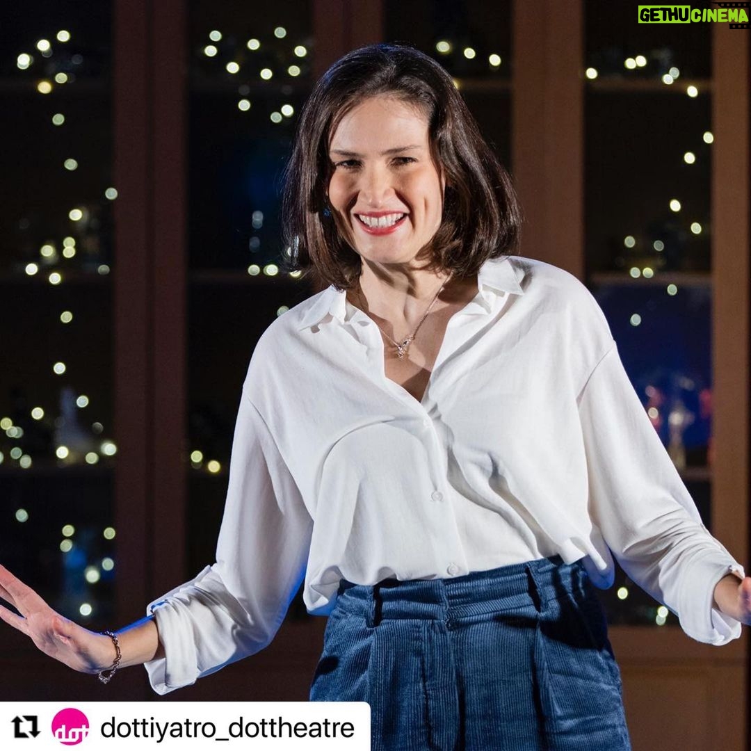 Elvin Aydoğdu Instagram - #Repost @dottiyatro_dottheatre with @use.repost ・・・ Yeni bir oyun günü haberi👉🏻 uzun bir aradan sonra #ModaSahnesinde buluşuyoruz 🦡🔴🦡 İÇİMDEKİ BAL PORSUĞU 8 Kasım Salı 20.30’da @modasahnesi 'ne konuk oluyor! Online Bilet Satışı 👉🏻mobilet.com ve Moda Sahnesi gişesinde ! Dünyanın en korkusuz hayvanı, Bal Porsuğu! İçimizdeki Bal Porsuğunu nihayet bulduğumuzda geçip giden zamanı geri alamasak da, geleceğe daha korkusuzca devam edebilir miyiz? Belki de geçen zamanı geri alabilir, her şeyin başına dönebiliriz! Kahramanımız bize kadın olmakla ilgili bir hikaye anlatacağını söylüyor. Olaylar, İstanbul’da Maslak'ta bir gökdelenin 40. katındaki hummalı bir toplantının ortasında başlıyor, Galata’daki bir nöbetçi eczaneden, erkeklerin son görevlerini yerine getirdikleri Zincirlikuyu şehir mezarlığına devam ediyor… İÇİMDEKİ BAL PORSUĞU Yazan ve Oynayan: Elvin Aydoğdu Yöneten: Özlem Daltaban 60 DAKİKA / TEK PERDE / +16 @elvinaydogdu @ozlemdaltaban @muratdaltaban