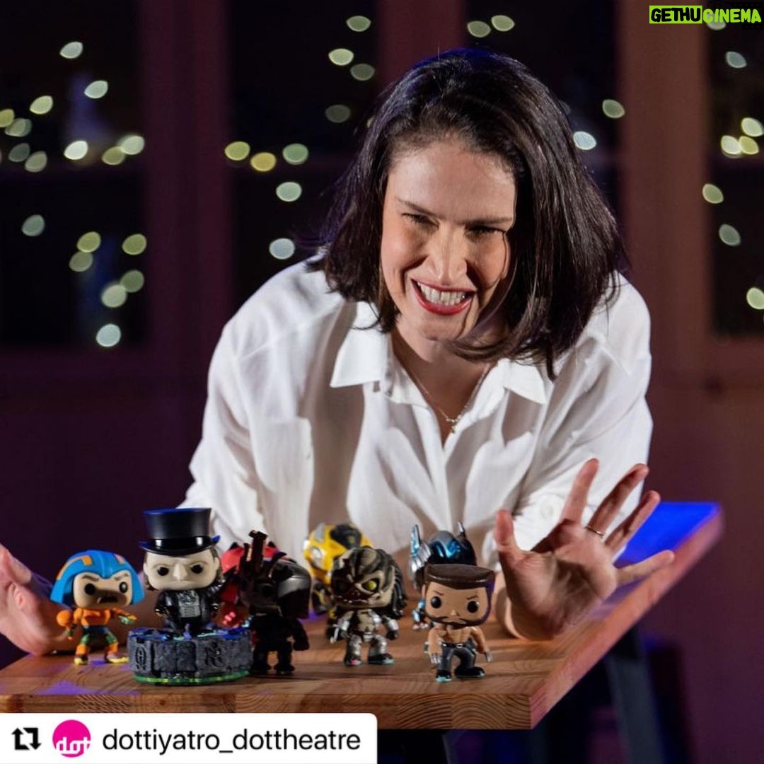 Elvin Aydoğdu Instagram - #Repost @dottiyatro_dottheatre with @use.repost ・・・ Yeni bir oyun günü haberi👉🏻 uzun bir aradan sonra #ModaSahnesinde buluşuyoruz 🦡🔴🦡 İÇİMDEKİ BAL PORSUĞU 8 Kasım'da @modasahnesi 'ne konuk oluyor! Yazan/Oynayan Elvin Aydoğdu Yöneten Özlem Daltaban 8 Kasım Salı 20.30 Oyun Biletleri icin👉🏻 https://www.mobilet.com/event/dot-icimdeki-bal-porsugu-10109-ce5a @elvinaydogdu @ozlemdaltaban @muratdaltaban
