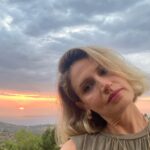 Elvin Aydoğdu Instagram - Huhuuu 06:00’da kalkmaya hazır mıydınız analar? Her sabah 06:00’da kalkıp giyinip süslenip dağlara çıkıp foto çektirip evime döner çocuklarımı hazırlar okula yollarım. Nokta. #okullaraçıldı #gündoğumu #taklitimtrak #günbatımı