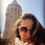 Elvin Aydoğdu Instagram - Eveeet nihayet geldik bana ilham kaynağı olan Galata’ya🎭🥂❤️📝 “Galata Kulesi’ni arkama alıyorum; soldaki hastanenin bitiminden hemen sağa dönüyorum. Paralel sokaktaki….” #İçimdekibalporsuğu #galata Bir “İçimdeki Bal Porsuğu” anı yaşamayam mı?