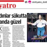 Elvin Aydoğdu Instagram – #Repost @dottiyatro_dottheatre with @make_repost
・・・
Kadınlar sükutta değil isyanda güzel ! 
EFNAN ATMACA @efnanatmaca 
Milliyet Pazar
13 Mart 2022

“İçimdeki Bal Porsuğu” çok büyük sözler etmeden, bağırmadan, atıp tutmadan küçük şeylerin önemine dikkat çekiyor. Fark ettirmeden “ayıp, ne derler, musallat olurlar, adını çıkartırlar, kadınlar edepli olur…” diye diye beyne, ruha işlenen bu kodlar nasıl da büyük felaketlerin sebebi oluyor, gösteriveriyor.
Kadın olmakla ilgili bir hikâye dinlemeye ne dersiniz? Bu sıradan mı sıradan gözüken hikâye toplumsal dayatmaların, ezberlerin, kodların bir kadının hayatını nasıl mahvettiğini anlatıyor. “İçimdeki Bal Porsuğu” adlı bu hikâyeyi dotormanda’nın kocaman Kemerburgaz Kent Ormanı’nın huzurlu doğasının içindeki küçücük, sıcacık kulübe sahnesinde Elvin Aydoğdu anlatıyor. Yazan da ta kendisi… Yöneten ise Özlem Daltaban. Tiyatronun tüm macerasının her kilit rolünde imzası bulunan Daltaban bu kez yönetmen olarak karşımıza çıkıyor ve bunca yıllık deneyimini aktardığı oyunda ortaya koyduğu performansla takdiri hak ediyor. Elvin Aydoğdu tam bir saat boyunca tüm enerjisi ve samimiyetiyle anlatıyor yazdığı metni seyirciye.

İÇİMDEKİ BAL PORSUĞU
Yazan ve Oynayan Elvin Aydoğdu
Yöneten Özlem Daltaban

Mart ve Nisan boyunca her Cumartesi, Saat 20.00’de DOTormanda Ahşap Kulübemizdeyiz !

Oyun Biletleri DOTORMANDA.com internet sitemizde…

@muratdaltaban @ozlemdaltaban @elvinaydogdu @aysegulbeyazdag 
@kemerburgazkentormani