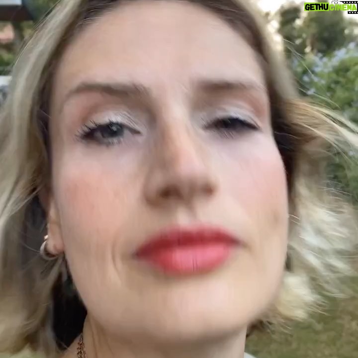 Elvin Aydoğdu Instagram - Şirketin ’una sahipken için her türlü entrika ve pisliği yapabilecek sarışın kadın rollerine açığım… Fake kahkahalar, karikatür şüpheci bakışlar ve ıq -0 komedi… #halkbunuistiyorzorlantısı #halkbunuistiyor