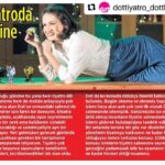 Elvin Aydoğdu Instagram - #Repost @dottiyatro_dottheatre with @make_repost ・・・ Kadınlar sükutta değil isyanda güzel ! EFNAN ATMACA @efnanatmaca Milliyet Pazar 13 Mart 2022 "İçimdeki Bal Porsuğu" çok büyük sözler etmeden, bağırmadan, atıp tutmadan küçük şeylerin önemine dikkat çekiyor. Fark ettirmeden "ayıp, ne derler, musallat olurlar, adını çıkartırlar, kadınlar edepli olur..." diye diye beyne, ruha işlenen bu kodlar nasıl da büyük felaketlerin sebebi oluyor, gösteriveriyor. Kadın olmakla ilgili bir hikâye dinlemeye ne dersiniz? Bu sıradan mı sıradan gözüken hikâye toplumsal dayatmaların, ezberlerin, kodların bir kadının hayatını nasıl mahvettiğini anlatıyor. "İçimdeki Bal Porsuğu" adlı bu hikâyeyi dotormanda'nın kocaman Kemerburgaz Kent Ormanı'nın huzurlu doğasının içindeki küçücük, sıcacık kulübe sahnesinde Elvin Aydoğdu anlatıyor. Yazan da ta kendisi... Yöneten ise Özlem Daltaban. Tiyatronun tüm macerasının her kilit rolünde imzası bulunan Daltaban bu kez yönetmen olarak karşımıza çıkıyor ve bunca yıllık deneyimini aktardığı oyunda ortaya koyduğu performansla takdiri hak ediyor. Elvin Aydoğdu tam bir saat boyunca tüm enerjisi ve samimiyetiyle anlatıyor yazdığı metni seyirciye. İÇİMDEKİ BAL PORSUĞU Yazan ve Oynayan Elvin Aydoğdu Yöneten Özlem Daltaban Mart ve Nisan boyunca her Cumartesi, Saat 20.00'de DOTormanda Ahşap Kulübemizdeyiz ! Oyun Biletleri DOTORMANDA.com internet sitemizde... @muratdaltaban @ozlemdaltaban @elvinaydogdu @aysegulbeyazdag @kemerburgazkentormani